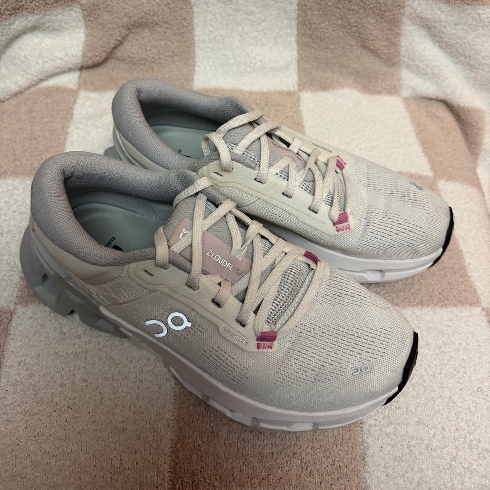 OnCloud Cloudflyer 5 Road-Running Shoes - Women's
Size 7